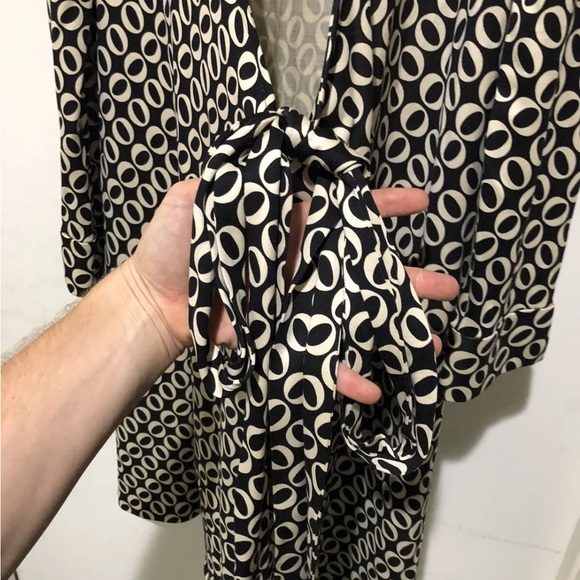 DIANE VON FURSTENBERG JEANNE TWO BLACK WHITE CHAIN LINK SILK WRAP - Picture 3 of 5